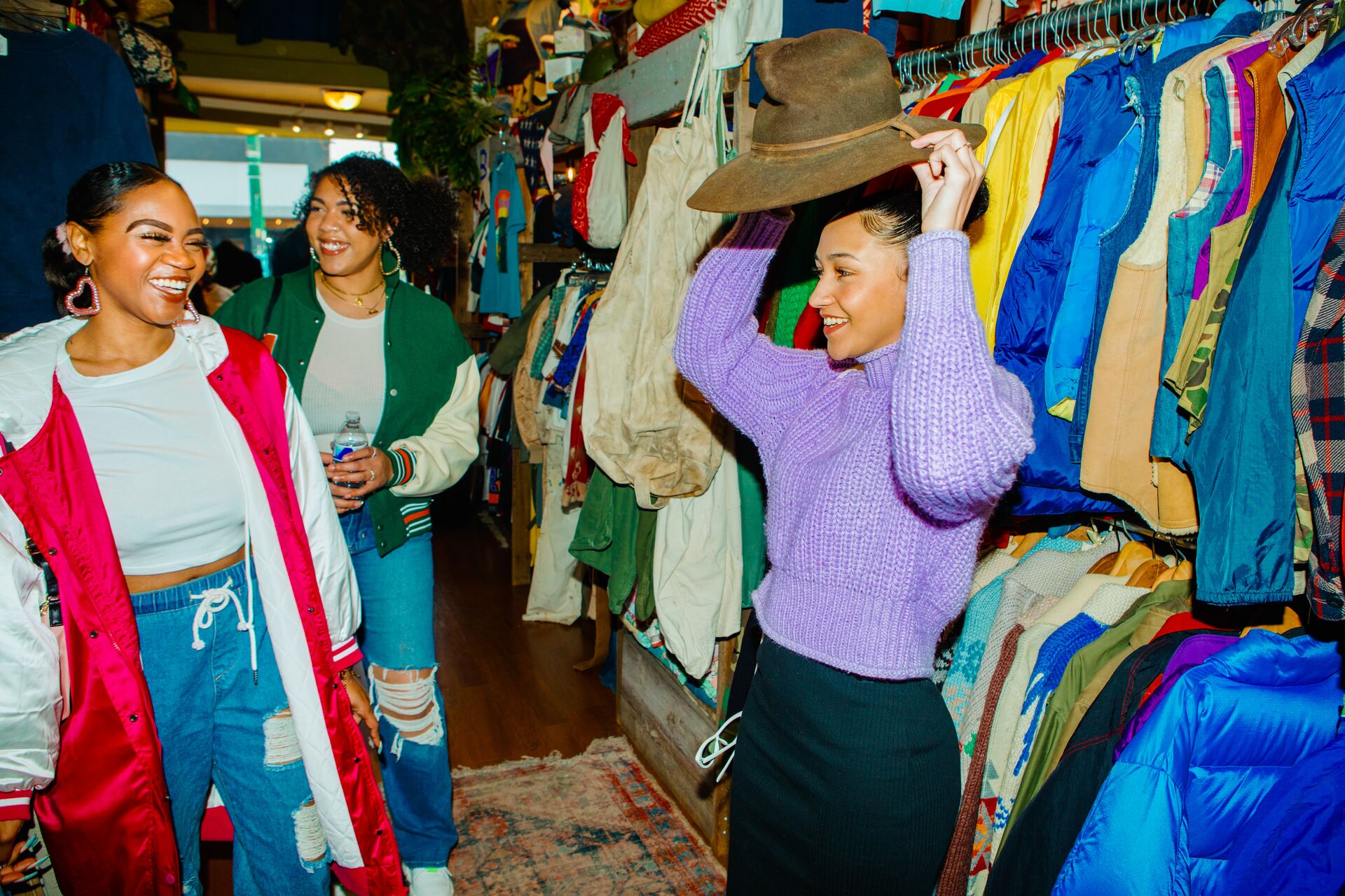 ING Beleggingsvisie 2024 Inflatie   Large MS PPT Web Friends Trying On Hats And Clothing In A Thrift Store 