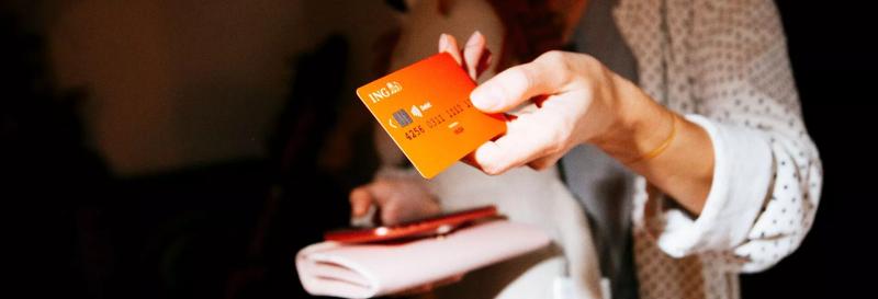 Laat je zien lippen aanbidden Verschillen betaalpas en creditcard