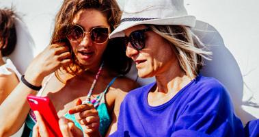 PORTRAIT OF HAPPY FRIENDS WITH SUNGLASSES