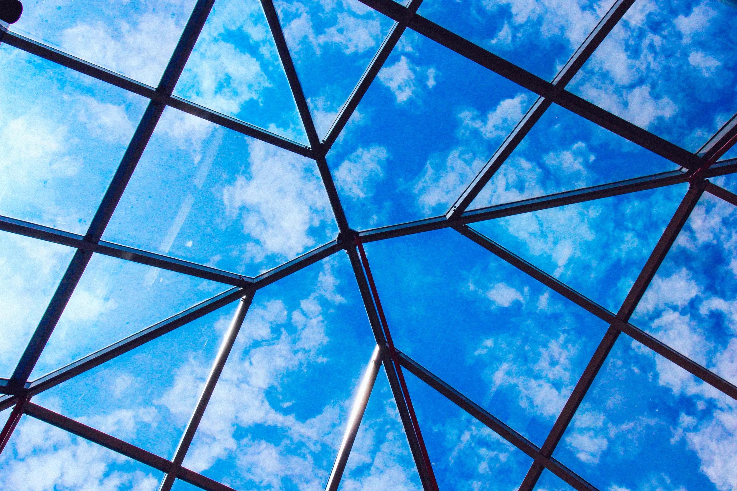Glazen dak met blauwe lucht