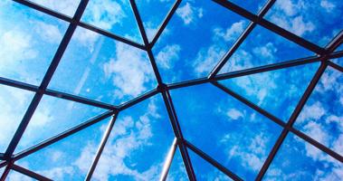 Glazen dak met blauwe lucht
