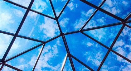 Glazen dak met blauwe lucht