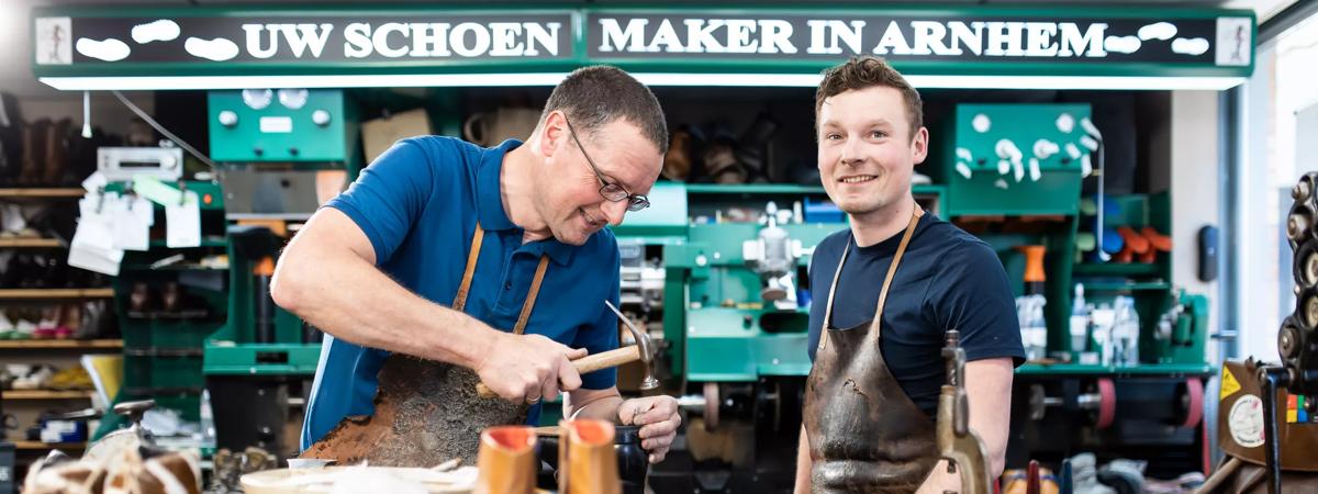 Schoenmakerij Wim gaat met de tijd mee Sneakers zien we steeds